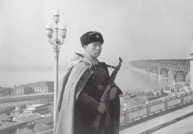 1971年，许世友在南京长江大桥视察时，看到守桥士兵冒着大雪露天站岗，当即提出修