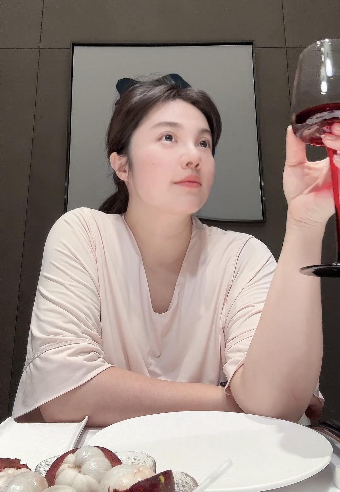 时间辗转 我变成了曾口中的她 而她变成了 我以为的我… 青春短暂又漫长...