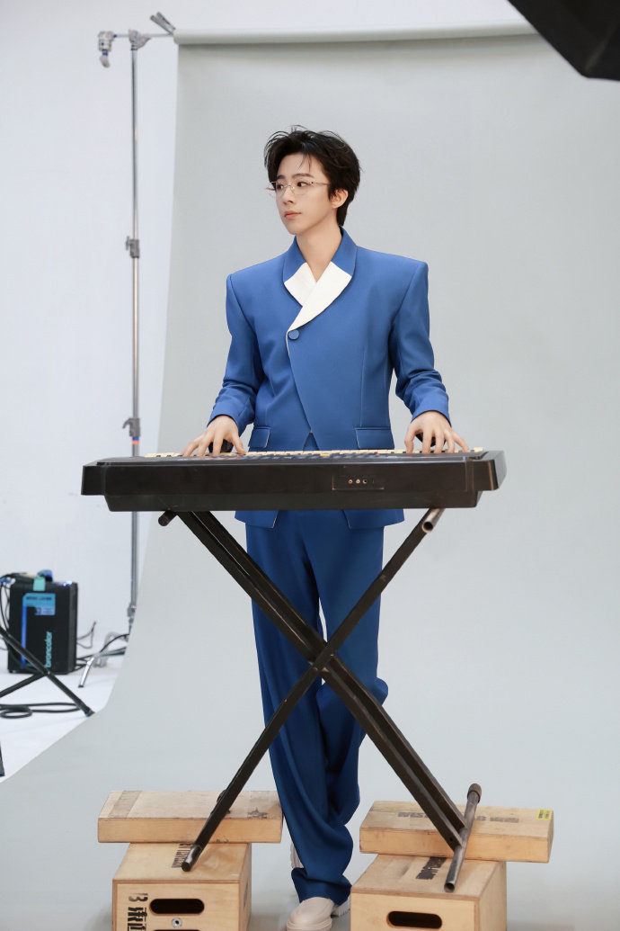 刘宇宁酷狗直播预告刘宇宁钢琴下边垫箱子 刘宇宁酷狗直播预告 