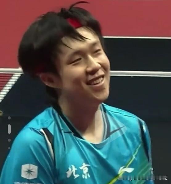 王楚钦的魅力在于性情豪放。
在球场上有那么一股子冲劲儿，虽然全运会两输樊振东，但