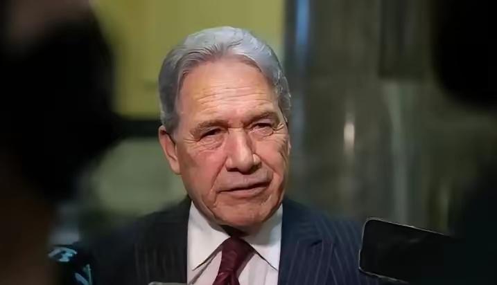 前脚新西兰支持菲律宾的海洋权益，近年多次派出军机、军舰进入南海开展所谓“航行自由