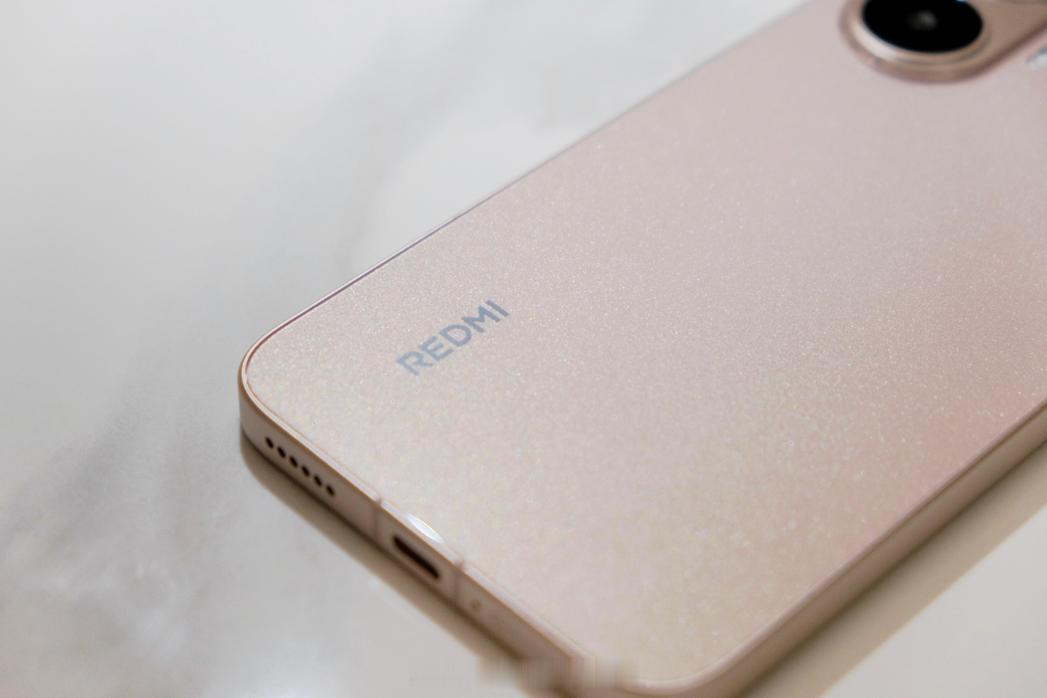 来看看REDMI Turbo4 Pro的新配⾊——粉⾦⾊U1S1，REDMI还是
