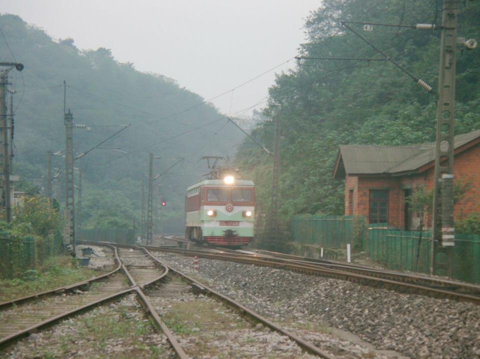 铁路2010年，一台韶山3型电力机车通过襄渝铁路四线路所，这里是过去襄渝铁路进入