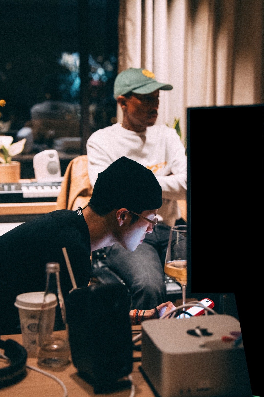 王嘉尔菲董巴黎合作曲 新歌《Sex God》简直是国际音乐圈王炸阵容，集结菲董P