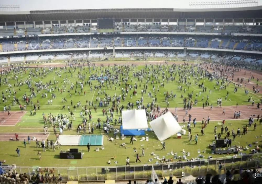 当然，球迷花了钱看不到梅西随即愤怒可以理解，这也让人想起了之前他在香港的事件……