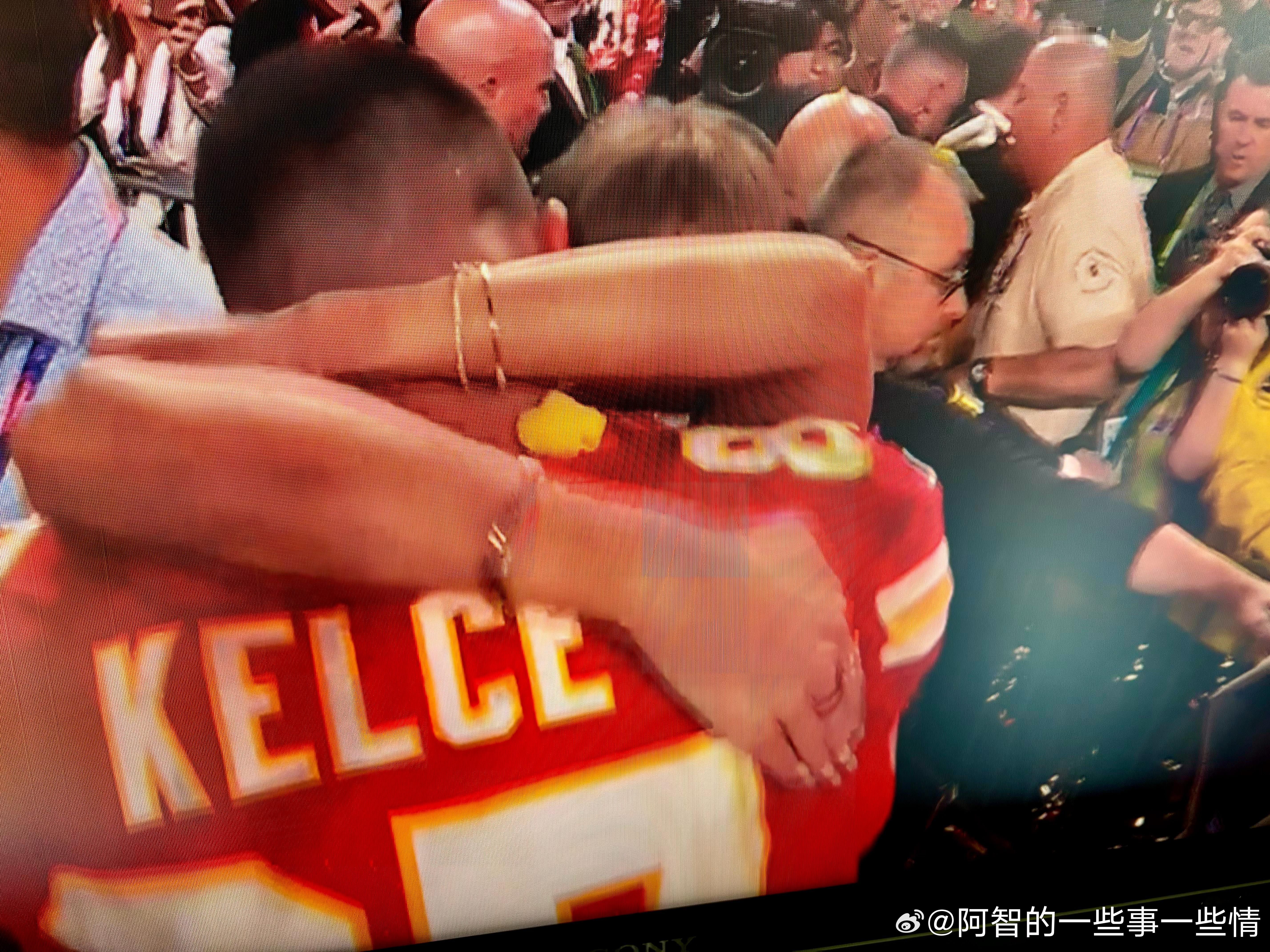 一开完演唱会就私人飞机直飞比赛现场。男朋友夺冠，开心到啊！ ​​​