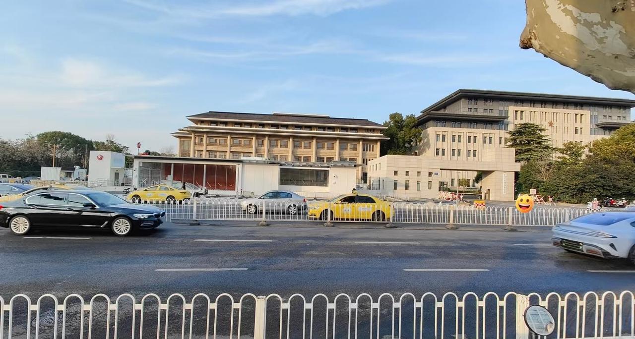 南京地铁6号线明故宫站进展
这是今天6号线明故宫站，前两天来这里站台外的围挡还未