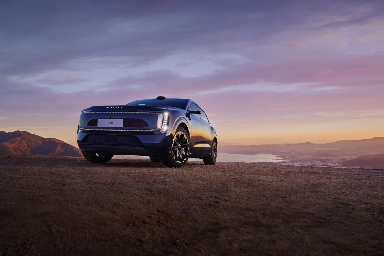 奥迪E7X智慧座舱首次亮相，我专门花了半小时体验它的“黑胶爵士私享模式”——结论