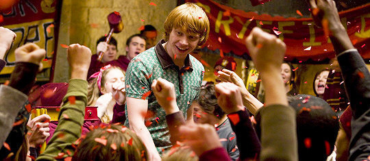 今天是罗恩·韦斯莱的46岁生日！他是那个在棋盘前牺牲自己的人，是拎着破烂魔杖跟哈