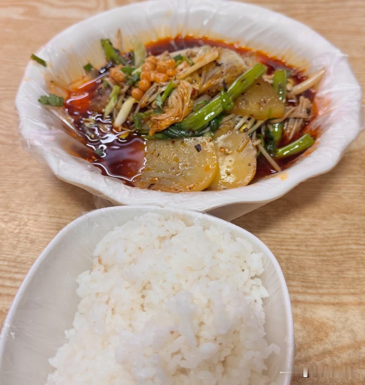为什么现在还有用塑料袋套碗！
我家附近有个地下商场，里面开了两家麻辣烫。在我初中