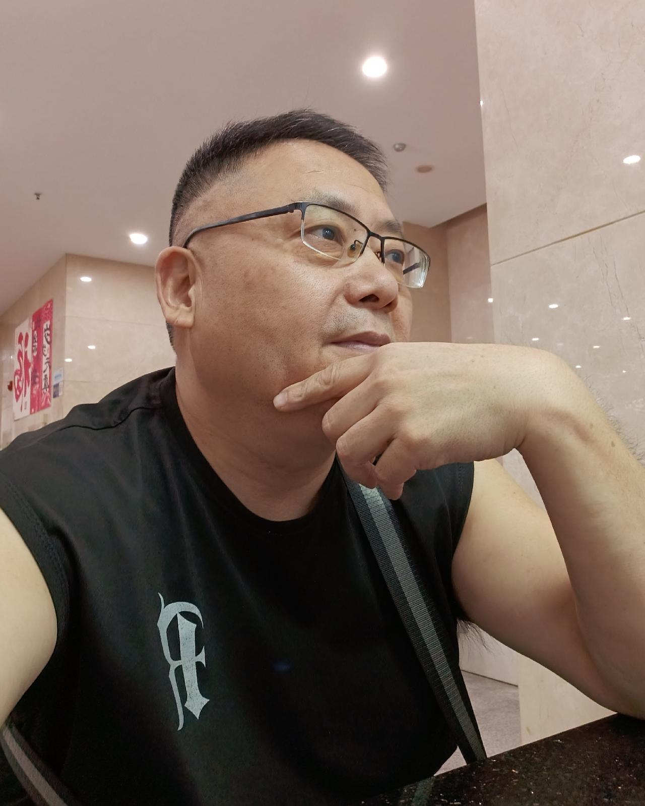 我这个人有点爱臭美，平时喜欢抹点香香，喷点香香。

很多朋友说老王的皮肤真好，雪