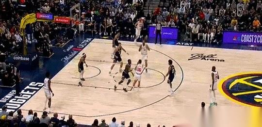 申京传出去那一下，我以为他疯了。
人还在三分线外呢，你就敢往空无一人的篮下甩？