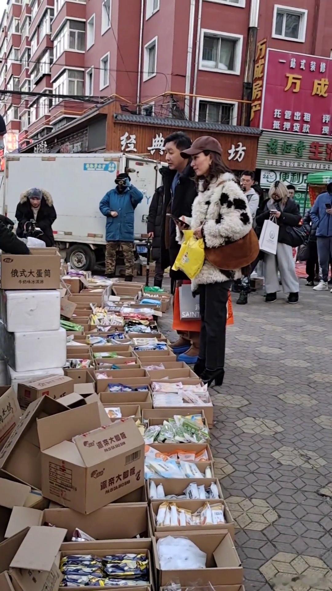 韩庚带卢靖姗回老家过年  韩庚卢靖姗路边买冰棍  韩庚带卢靖姗回老家过年，好甜蜜