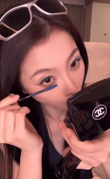 网友问，虞书欣这个表情管理对吗？艺人形象嘞？ 