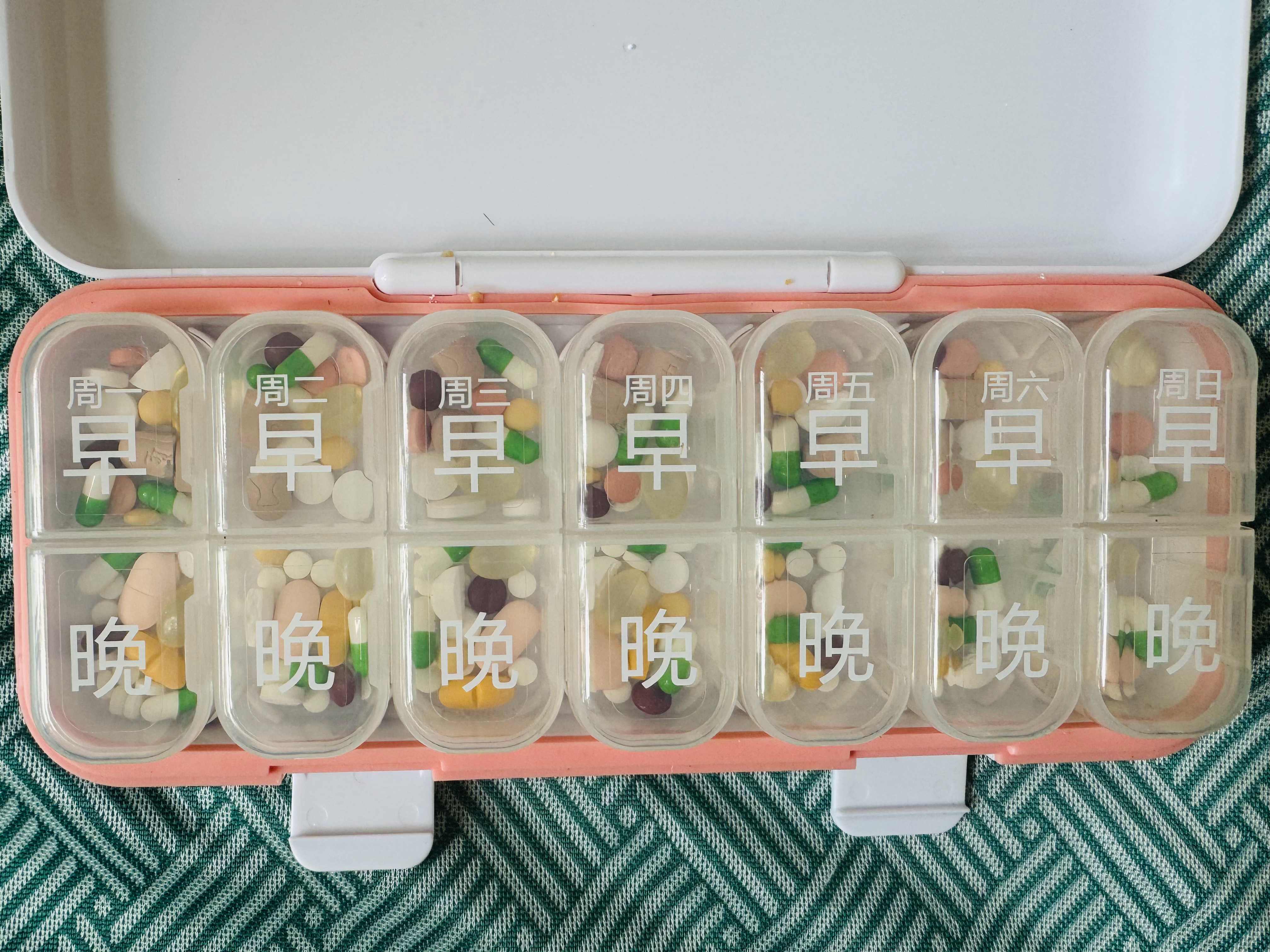 今天把我爸接回家，给他剃完头、分完药，差不多两点多才吃午饭。今年是我“大花钱但不