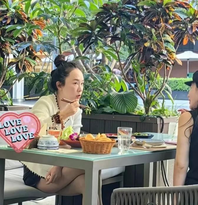 霍思燕，不拍戏也能过上小富婆生活，你知道她多会赚吗？
当年她不仅颜值在线，脑子也