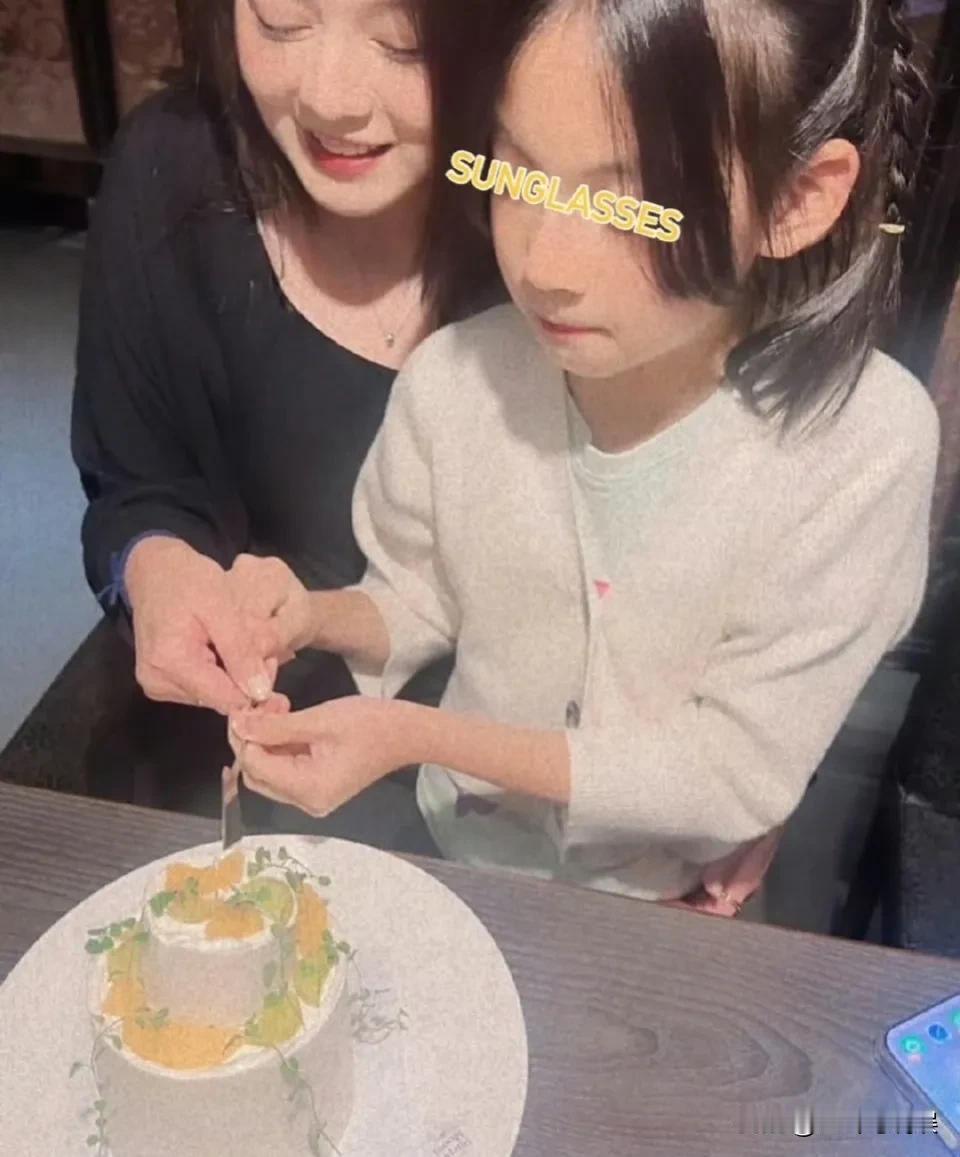 周渝民女儿引发热议！

10月25日，周渝民8岁女儿突然引发了大家的热议，只因他