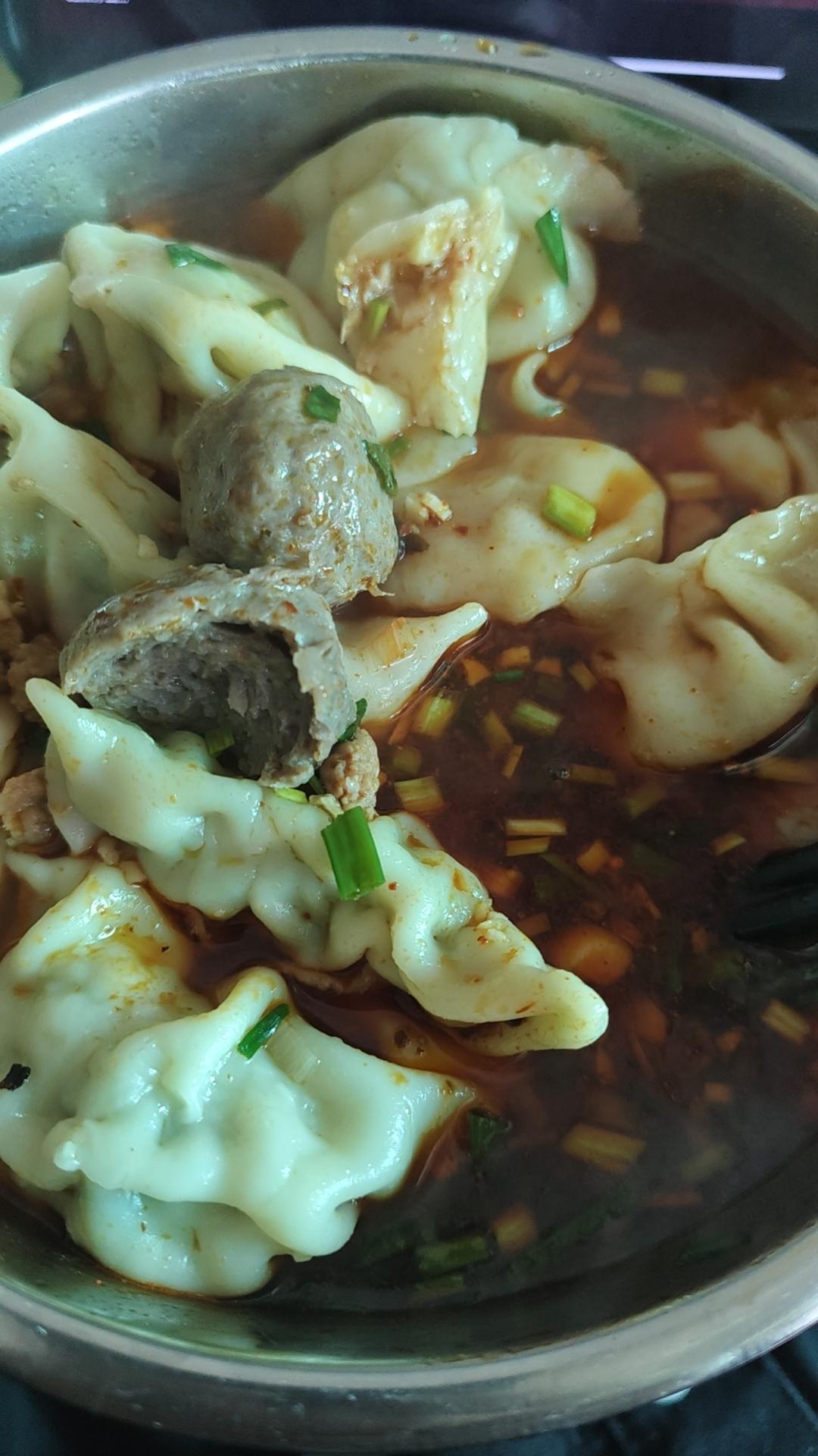 今日午餐：红油饺子配爆汁牛肉丸
 
一大碗红油饺子端上桌，红亮的汤汁裹着饱满的抄