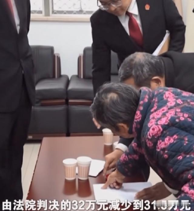 重庆永川，51岁老谢在工地坠亡，肇事方赔了120万，钱全进了儿媳廖某英的账户。老