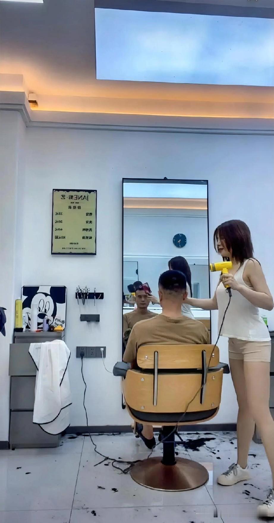 时代真是不一样了，以前男人都喜欢留长头发，而且各种造型都有，好像有段时间哈韩，不