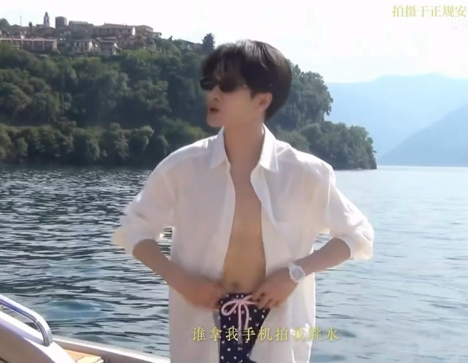 你们说昨晚没等到胸肌腹肌今天哥就给你们大大方方的放一个哥哥这腰线真是高到离谱檀健