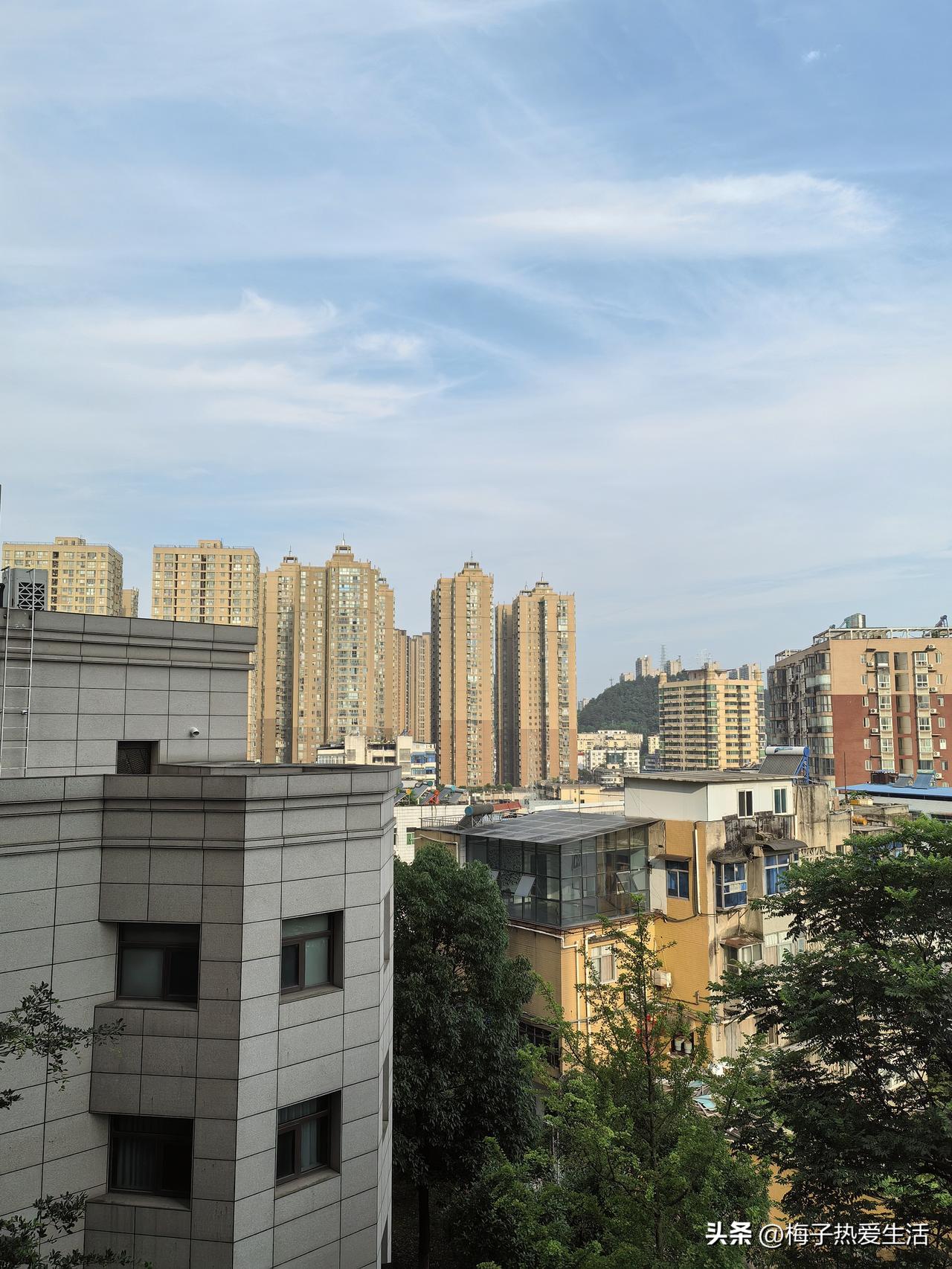 坐标十堰主城区，今天天气显示有小雨，我早上六点起床去楼下小区跑了两圈，还挺凉爽。