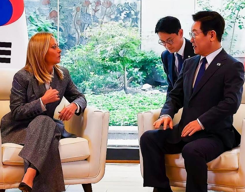 李在明面对梅洛尼看向自己的那双大眼睛，坐姿保持的很板正啊！
李在明看上去是不是有