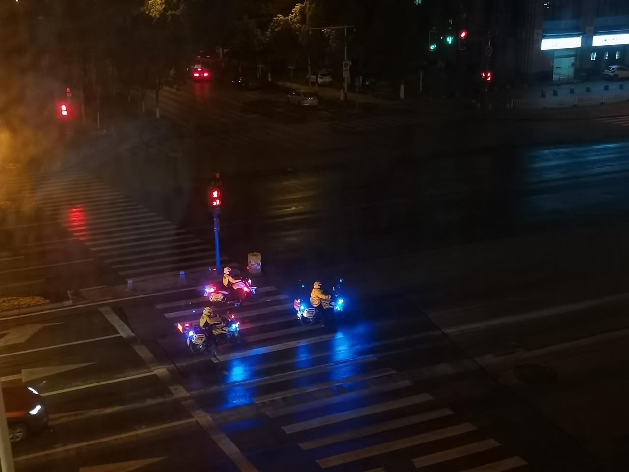 抵达合肥已深夜，
一个人坐车回六安还是有点害怕，
而且一个多小时车程，
到了六安