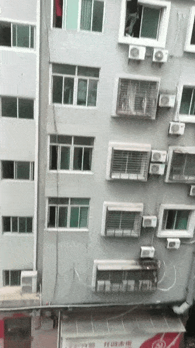 10月26日 福建晋江一小孩踩空悬挂防盗窗，小伙托举将小孩救了下来。