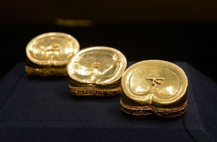 刘贺他爸叫刘膊，是汉武帝和李夫人生的娃，他是第一代昌邑王，封地在现在的山东省菏泽