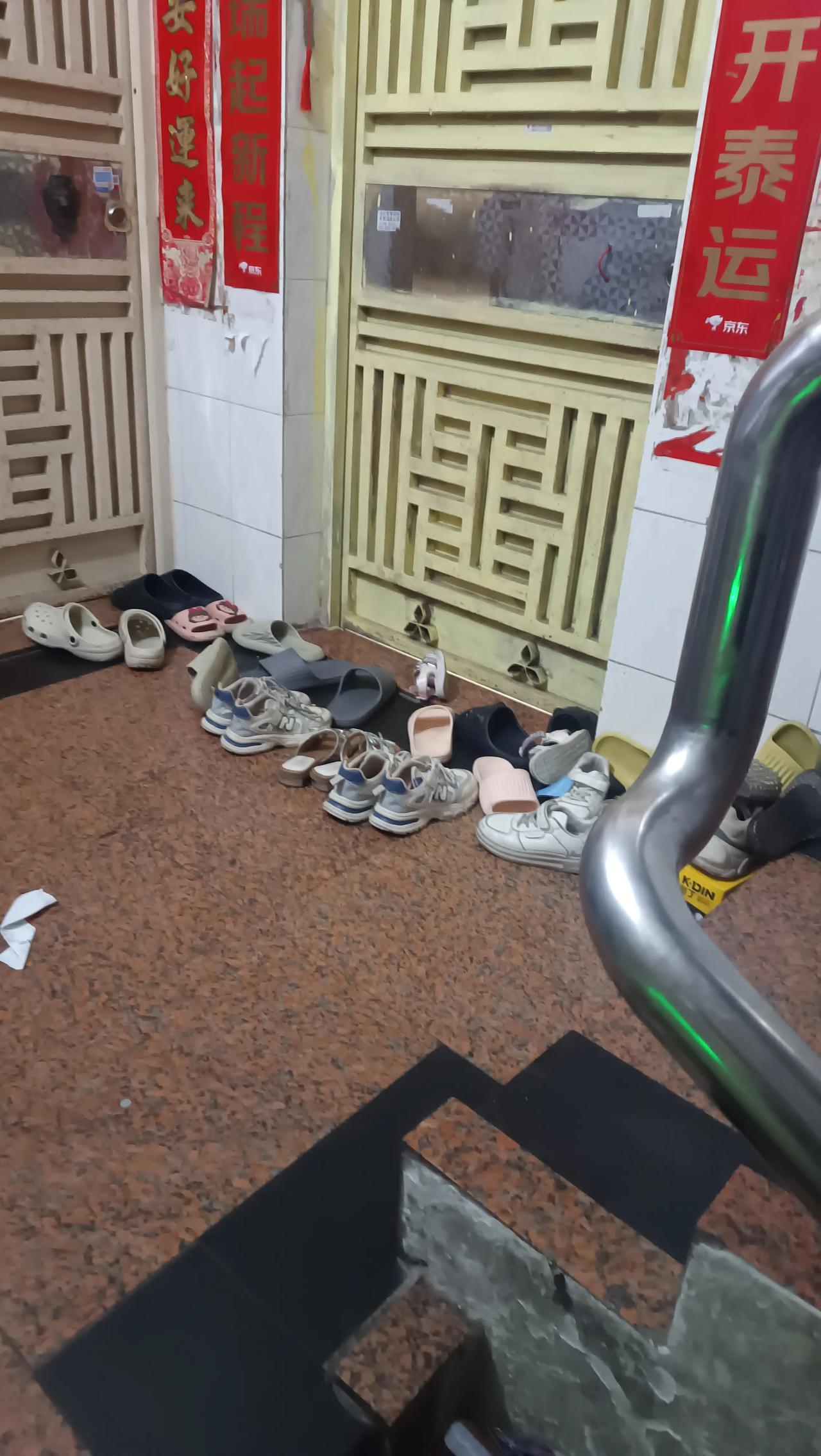 深圳城中村出租屋，二房一厅，住了7个人，2个大人，5个小孩，，，，
太拥挤了，搞