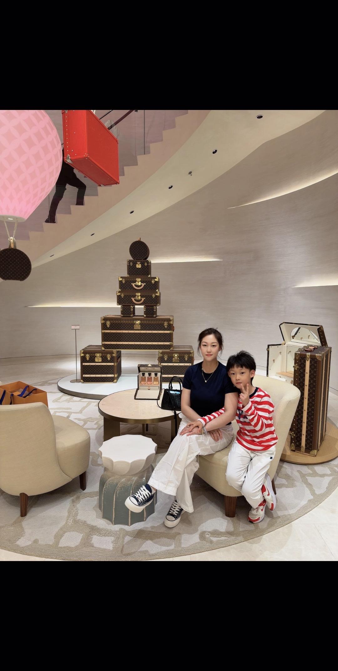 终于把儿子熬成了搭子  
再也不用抱着了
可以一起吃饭 一起逛街 一起拍视频 
