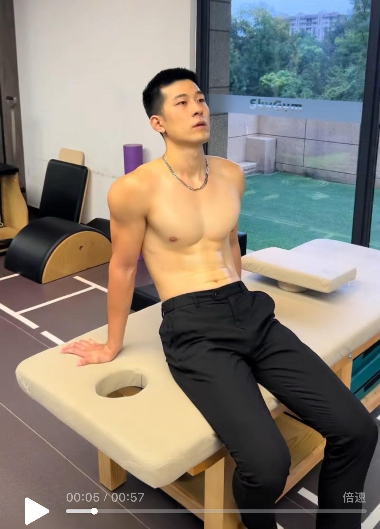 兄弟们 谁有他的社交账号 形状不错 ​​​