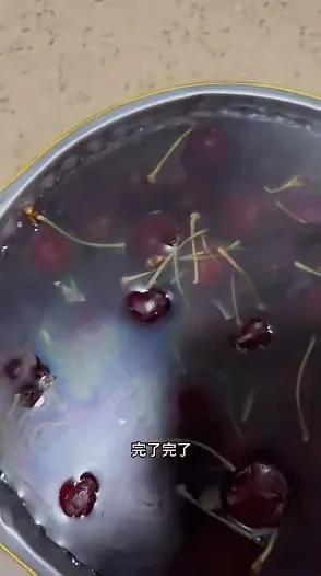 天杀的商家，看看这车厘子吧，贵的要死，买回来吃了不病才怪？
就这么点车厘子，泡在