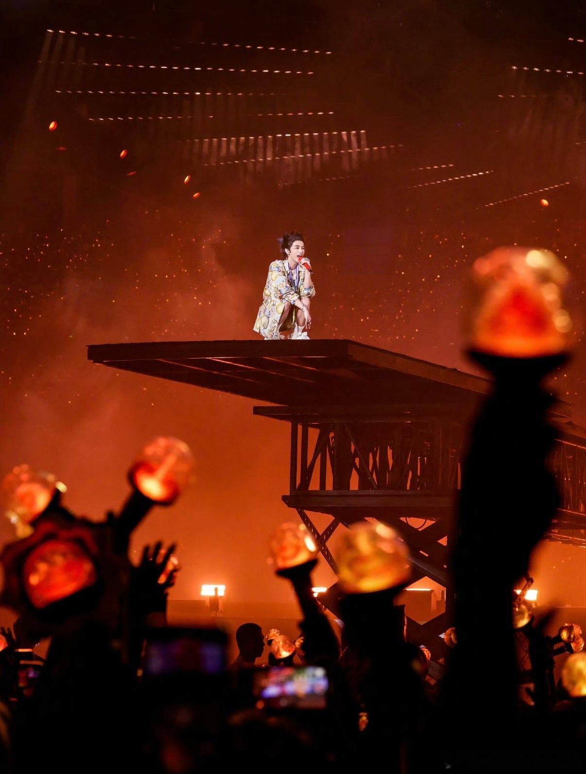 海口街头偶遇华晨宇痛车瞬间真的有被惊喜到，真的太懂粉丝了😭海口偶遇华晨宇痛车火