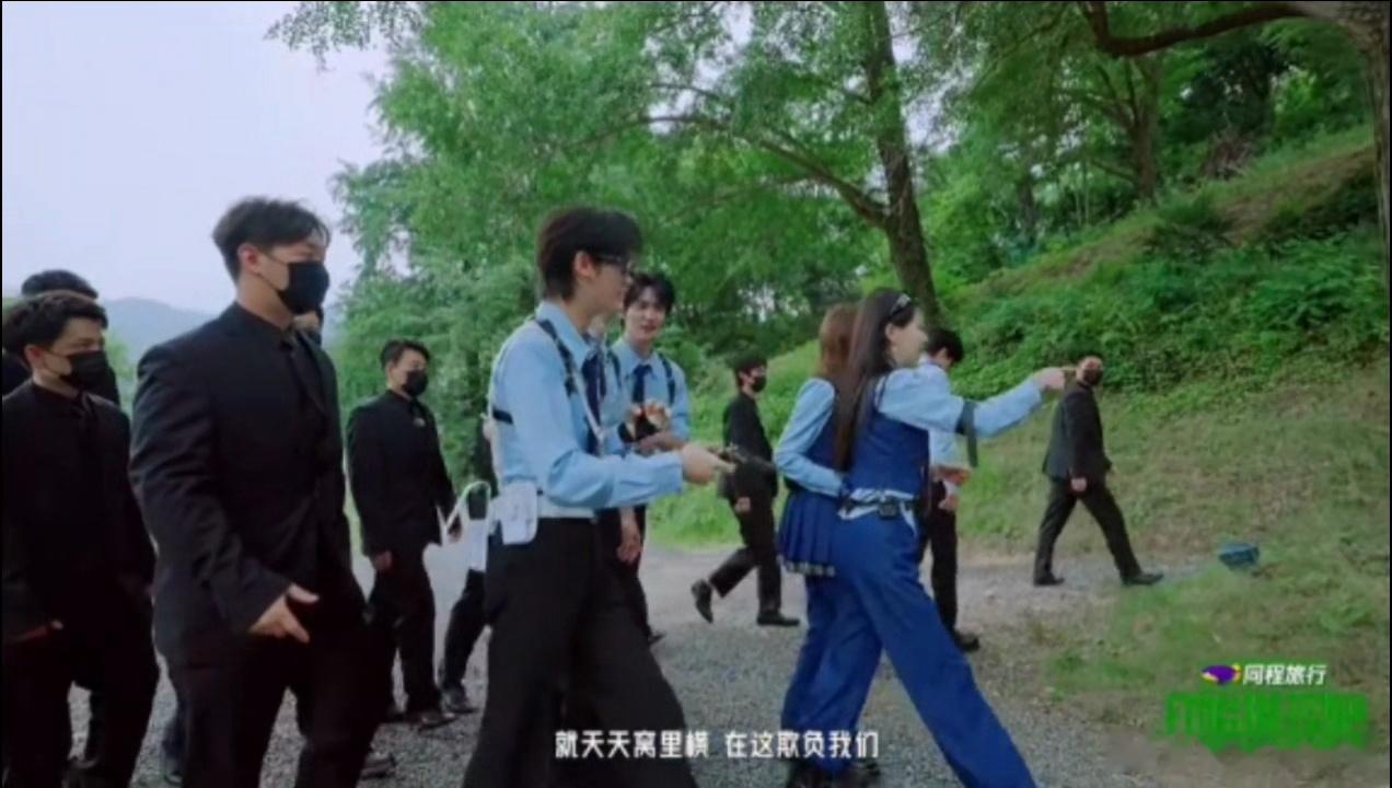 张凌赫让丁程鑫发挥点作用开始推理吧在绑架剧情环节，丁程鑫拥有枪械道具占据优势，全