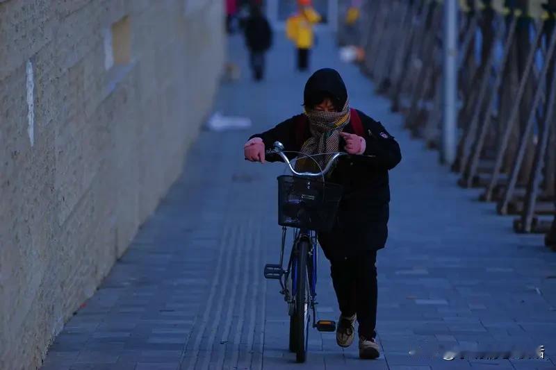 今年冬天的不同 今年冬天别具一格，与以往大不相同。整体气温偏暖且波动明显，全国平