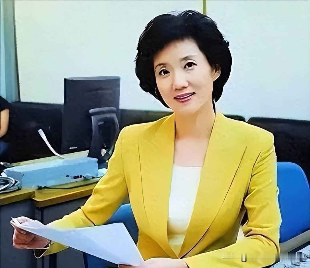 年轻时候在工作的李修平颜值很耐看，穿着鹅黄的外套，内搭白色T恤, 气场强大，皮肤