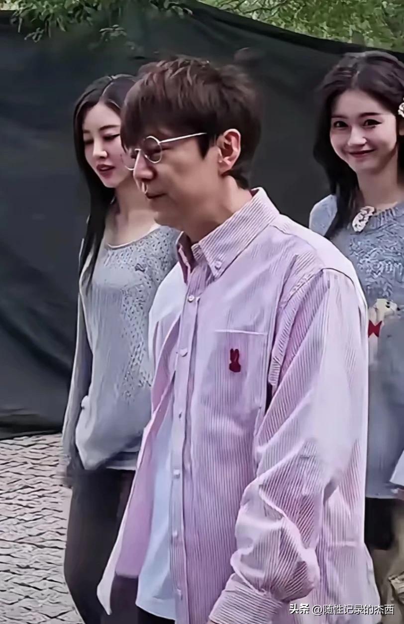 这位男主持人颜值呈现出断崖式衰老，跟女明星一起走在街上几乎没人能认得出他。没有电