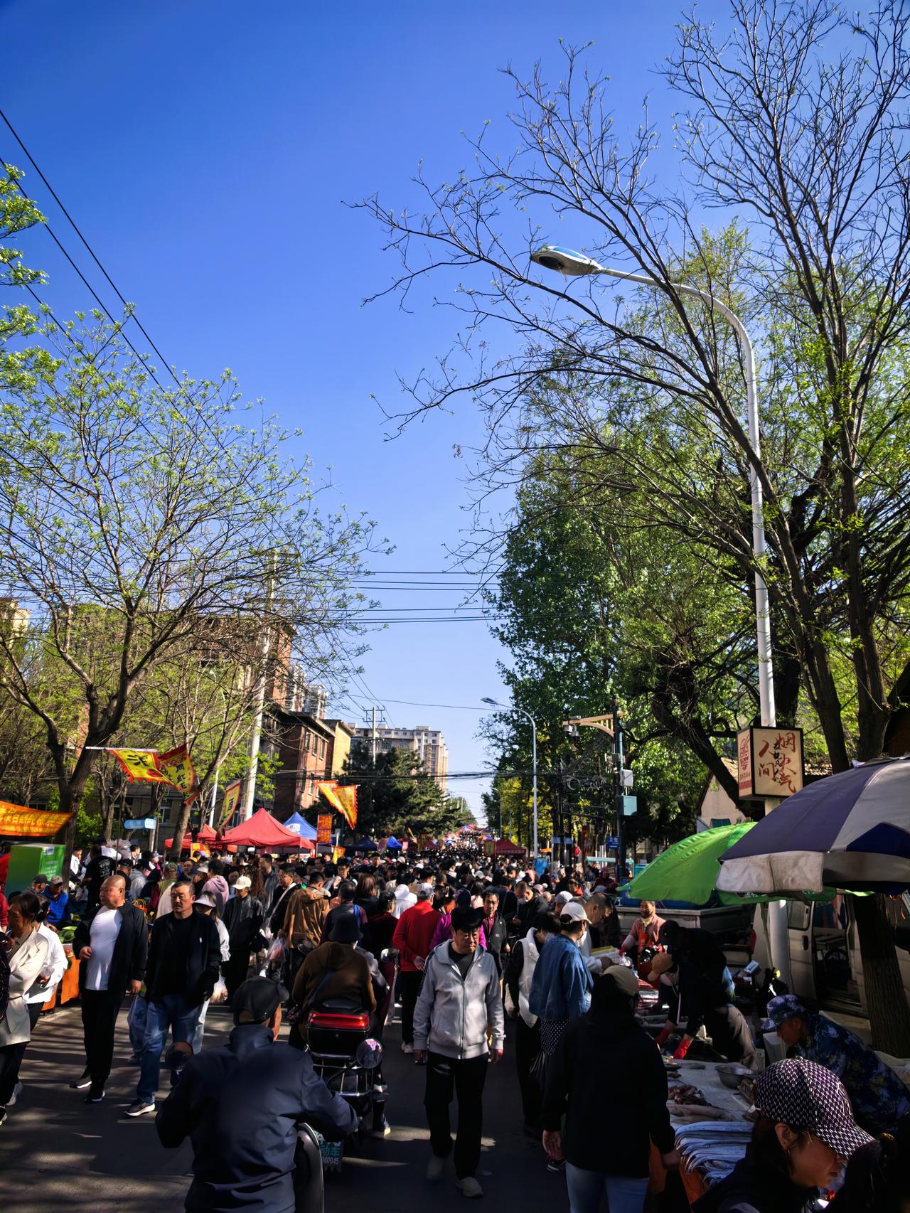 五一没出远门儿旅游，就在家附近溜达，锦州的风景也不错。

逛了石桥子早市，爬了翠