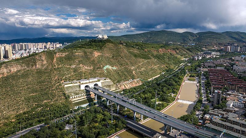 兰州中通道或许能给发展困局破个口。跑过兰州老城和新区的都知道，两地虽看着近，可老