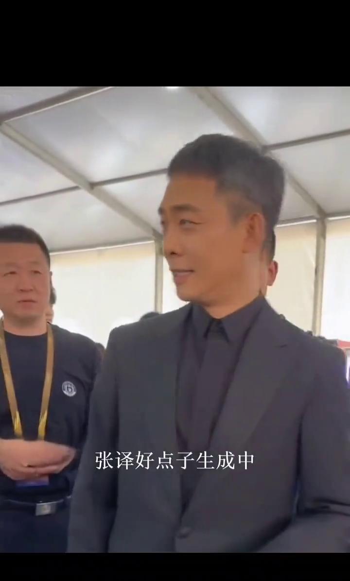 华表奖后台，张译刚抬手，王骁突然转身，对穿绿裙的老人深鞠一躬。
那是他75岁的母