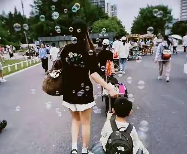 冯绍峰和赵丽颖关系还行，俩人这两天一块出席了孩子幼升小的开学典礼 ​​​