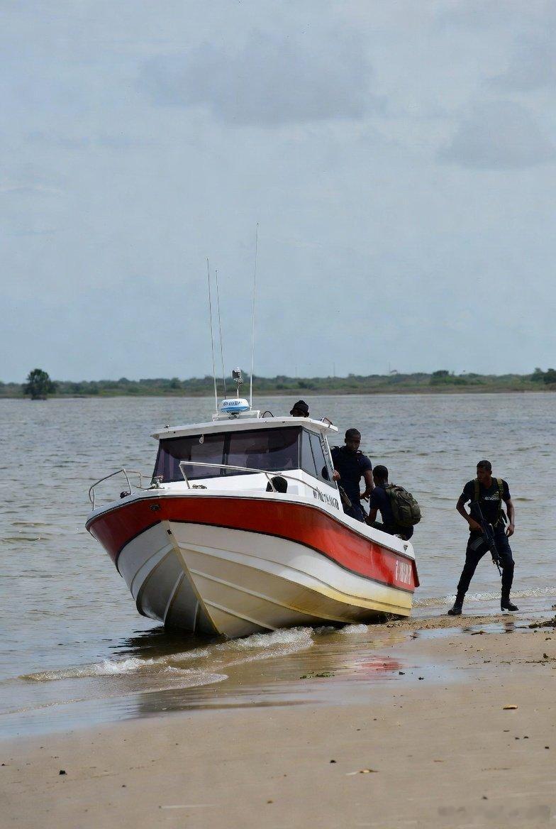 突发新闻：古巴称，一艘佛罗里达快艇试图“渗透”该岛，古巴军队在交火中击毙四人。古