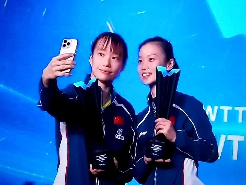 太原挑战赛的女双颁奖台，镜头一下子对准了四张脸。
冠军那边，石洵瑶和韩菲儿笑得像