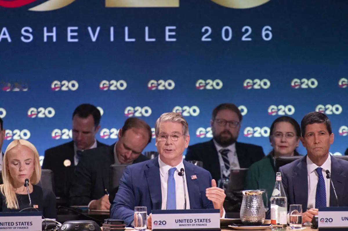 ·降低中国地位？G20财长会全家福刚流出，站位排布立刻在全网炸开了锅！日本两名代
