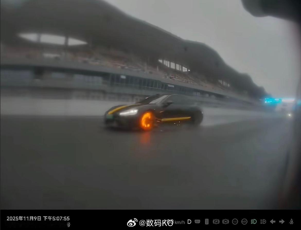 网友在赛道跑的小米su7Ultra，这谁能受得了，太帅了