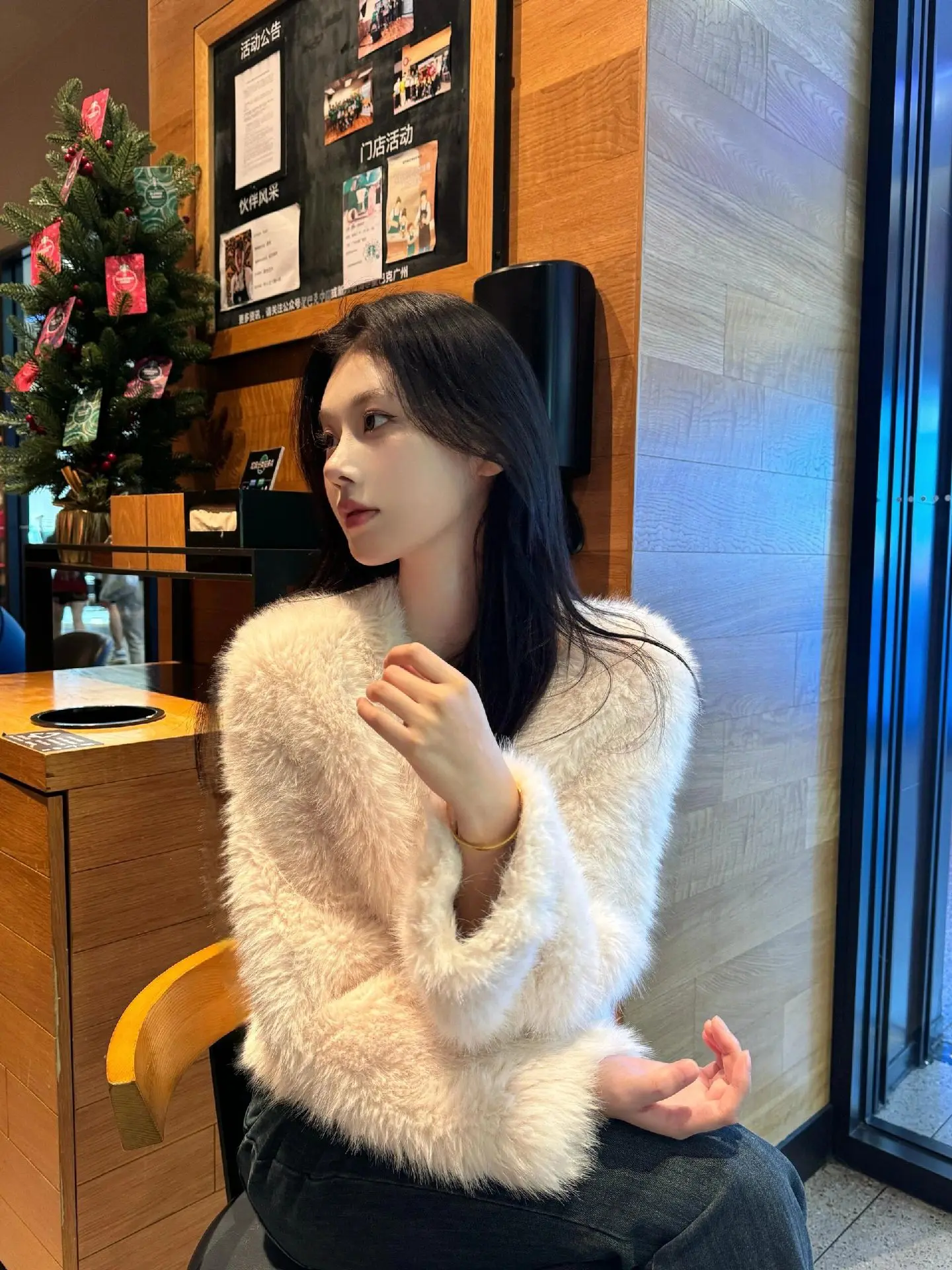 其实喝不喝冬天的第一杯奶茶，并不重要，但你一定要知道，再不努力挣钱，冬...