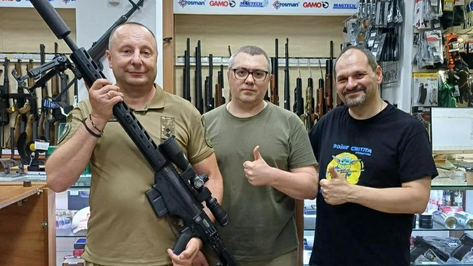 来自复仇卫队项目的志愿者Yury Chornomorets和Dmytro Bat