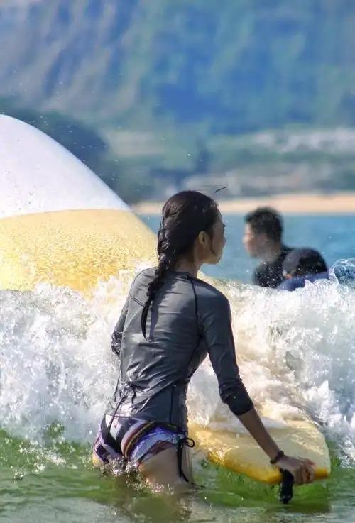 太罕见了，海南，一女子在海边游玩时，突然发现有个东西被海水冲了上来，上前一看竟然